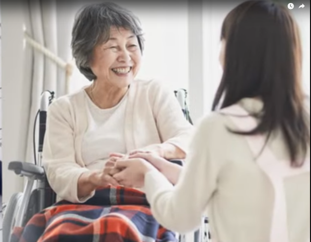 車イスの利用者+介護士