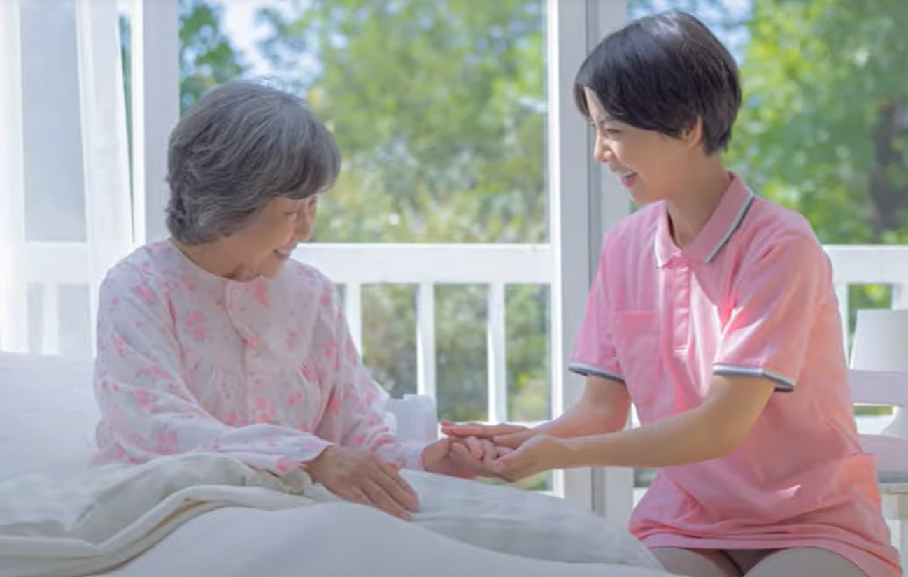 介護士+ベッド上の高齢者