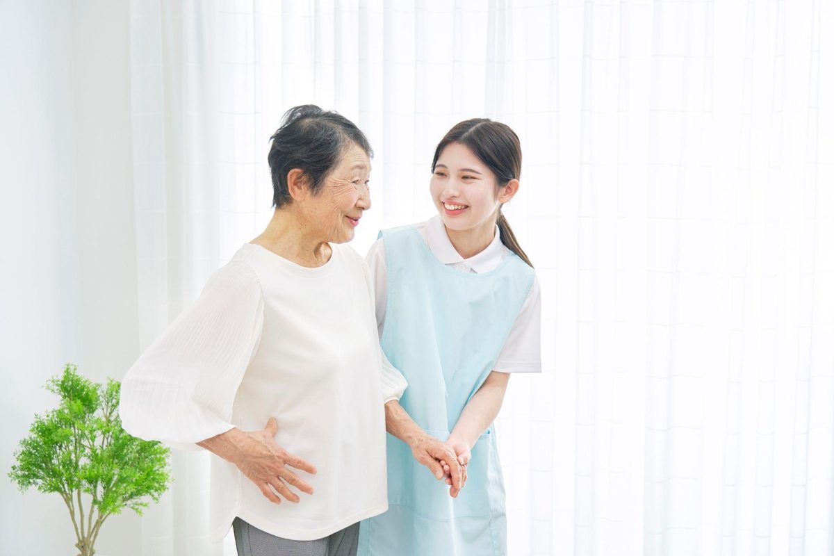 高齢の方と笑顔で話す介護職員